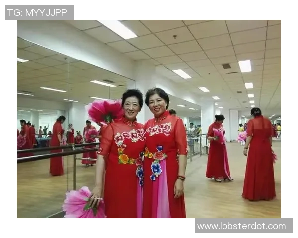 秦岚与足球明星亲密合影展现运动魅力与时尚风采的精彩瞬间