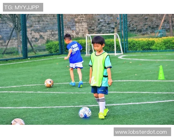 足球明星与小朋友同场竞技传递快乐与梦想的美好瞬间